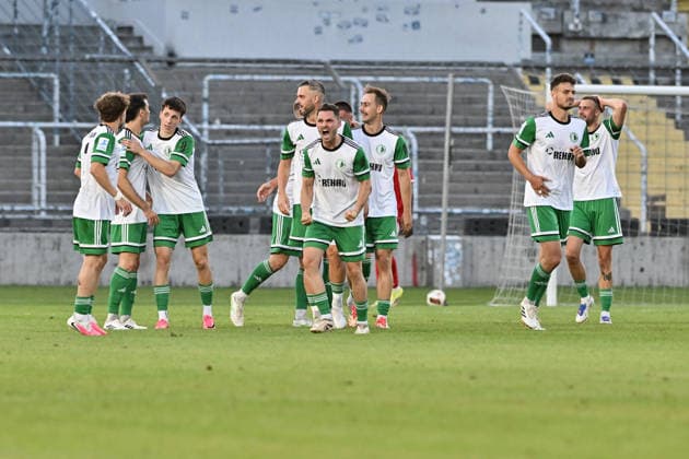 Regionalliga Bayern; FC Bayern München II - SC Eltersdorf; 24.07.2026 MUNICH, GERMANY - 24. JULY: Jubel der Gäste nach dem Treffer zum 0-1 durch Leo SOMMER (SC Eltersdorf 8) Tor Torschuetze Freude Happy während dem Match der Regionalliga Bayern zwischen den Amateuren des FC Bayern München und dem SC Eltersdorf am 1. Spieltag im Grünwalder Stadion *** Bavarian Regional League: FC Bayern Munich II vs. SC Eltersdorf, July 24, 2026, MUNICH, GERMANY July 24 The visiting fans celebrate after Leo SOMMER scores the 0–1 goal SC Eltersdorf 8 Goal Scorer Joy Happy during the Bavarian Regional League match between FC Bayern Munich’s amateurs and SC Eltersdorf on Matchday 1 at the GrünwalStadium Copyright: xBEAUTIFULxSPORTS Goldbergx