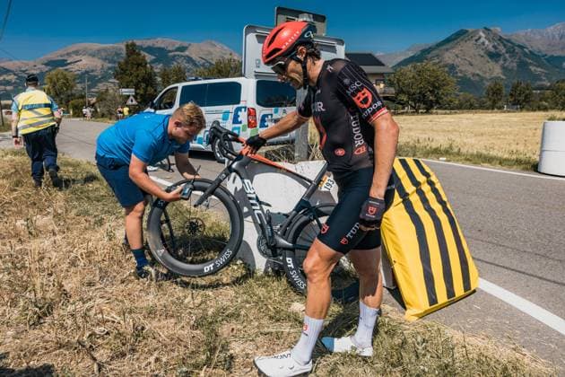 Tour de France 2026 PHOTOPQR LE DAUPHINE Jean-Baptiste BORNIER ; Huez ; 24 07 2026 ; Gap (Hautes-Alpes), le vendredi 24 juillet 2026. Etape 19 du Tour de France entre Gap (Hautes-Alpes) et l Alpe-d huez (Isère). Chute dans la descente du col du Noyer pour un membre de l équipe Tudor. Photo : Le DL Jean-Baptiste Bornier 113th edition of the Tour de France cycling race. *** Local Caption *** Huez Isère Rhône-Alpes FRANCE  Copyright: xPHOTOPQR LExDAUPHINE MAXPPPxJean-BaptistexBORNIERx 20260724JDL9134 20260724JDL9134