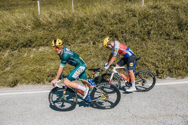 Tour de France 2026 PHOTOPQR LE DAUPHINE Jean-Baptiste BORNIER ; Huez ; 24 07 2026 ; Gap (Hautes-Alpes), le vendredi 24 juillet 2026. Etape 19 du Tour de France entre Gap (Hautes-Alpes) et l Alpe-d huez (Isère). Mads Pederson (maillot vert) attend le retour du peloton. Photo : Le DL Jean-Baptiste Bornier 113th edition of the Tour de France cycling race. *** Local Caption *** Huez Isère Rhône-Alpes FRANCE  Copyright: xPHOTOPQR LExDAUPHINE MAXPPPxJean-BaptistexBORNIERx 20260724JDL9171 20260724JDL9171