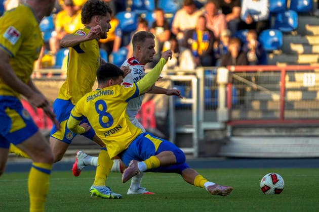 Deutschland: Fussball Testspiel Vereine 2026 2027, Freundschaftsspiel Eintracht Braunschweig vs Southampton FC Eintracht-Stadion (Braunschweig): Mehmet AydÄ±n Mehmet Aydin (Eintracht Braunschweig, 8) Braunschweig *** Germany Soccer Friendly Matches 2026 2027, Friendly Match: Eintracht Braunschweig vs. Southampton FC, Eintracht Stadium, Braunschweig, Mehmet AydÄ±n, Mehmet Aydin, Eintracht Braunschweig, 8 Braunschweig Copyright: xAymanxAlahmedx