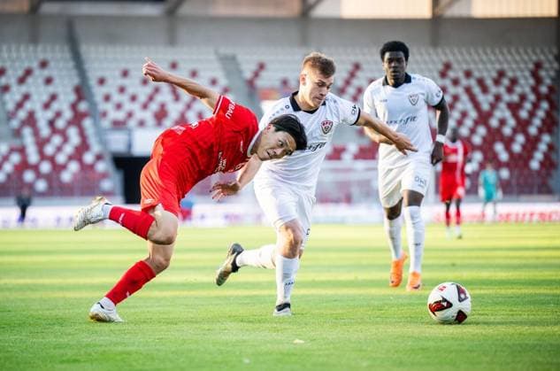 FUSSBALL REGIONALLIGA NORDOST - SAISON 2026-2027 - 1. SPIELTAG FC ROT WEISS ERFURT - BFC DYNAMO ** NUR FÜR REDAKTIONELLE ZWECKE ** EDITORIAL USE ONLY **<p>24 07 2026-Erfurt: Fussball Regionalliga Nordost 1. Spieltag Saison 2026-2027 Steigerwaldstadion FC Rot Weiss Erfurt - BFC Dynamo im Foto: Hinata Gonda 34 (FC Rot-Weiß Erfurt) im Zweikampf mit John Liebelt 2 (BFC Dynamo) ( Deutschland Thueringen Erfurt Copyright: SaschaxFromm *** SOCCER REGIONAL LEAGUE NORTHEAST 2026–2027 SEASON, MATCHDAY 1: FC ROT WEISS ERFURT vs. BFC DYNAMO ** FOR EDITORIAL PURPOSES ONLY ** EDITORIAL USE ONLY ** July 24, 2026 Erfurt Soccer Regional League Northeast Matchday 1, 2026–2027 Season Steigerwald Stadium FC Rot-Weiss Erfurt vs. BFC Dynamo; pictured: Hinata Gonda 34, FC Rot-Weiss Erfurt in a tackle with John Liebelt 2 BFC Dynamo Germany Thuringia Erfurt Copyright SaschaxFromm Copyright: SaschaxFromm doc86uychjrkzlci2kyo5n ,EDITORIAL USE ONLY