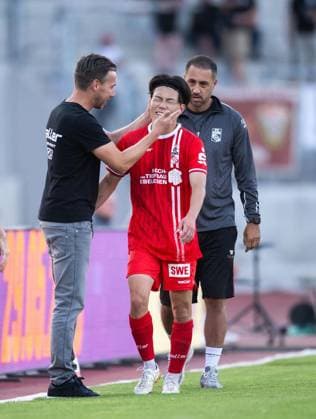 FUSSBALL REGIONALLIGA NORDOST - SAISON 2026-2027 - 1. SPIELTAG FC ROT WEISS ERFURT - BFC DYNAMO ** NUR FÜR REDAKTIONELLE ZWECKE ** EDITORIAL USE ONLY **<p>24 07 2026-Erfurt: Fussball Regionalliga Nordost 1. Spieltag Saison 2026-2027 Steigerwaldstadion FC Rot Weiss Erfurt - BFC Dynamo im Foto: Trainer Fabian Gerber (FC Rot-Weiß Erfurt), Hinata Gonda 34 (FC Rot-Weiß Erfurt) ( Deutschland Thueringen Erfurt Copyright: SaschaxFromm *** SOCCER REGIONAL LEAGUE NORTHEAST 2026–2027 SEASON, MATCHDAY 1: FC ROT WEISS ERFURT vs. BFC DYNAMO ** FOR EDITORIAL USE ONLY ** EDITORIAL USE ONLY ** July 24, 2026 Erfurt Soccer Northeast Regional League Matchday 1, 2026–2027 Season, Steigerwaldstadion: FC Rot-Weiss Erfurt vs. BFC Dynamo. Pictured: Coach Fabian Gerber of FC Rot-Weiss Erfurt, Hinata Gonda 34 FC Rot-Weiss Erfurt Germany Thuringia Erfurt Copyright SaschaxFromm Copyright: SaschaxFromm doc86uyf9e5f2w1201bvo5n ,EDITORIAL USE ONLY