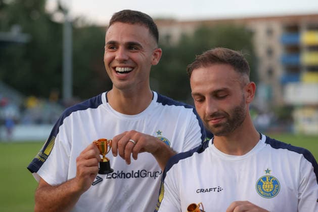 24.07.2026, xtgx, Fussball Regionalliga Nordost, FSV 63 Luckenwalde - 1. FC Lokomotive Leipzig, v.l. Farid Abderrahmane (Lok Leipzig, 8) Tobias Dombrowa (Lok Leipzig, 34) mit kleinen Pokalen (DFL DFB REGULATIONS PROHIBIT ANY USE OF PHOTOGRAPHS as IMAGE SEQUENCES and or QUASI-VIDEO) Luckenwalde *** July 24, 2026, xtgx, Northeast Regional League Soccer, FSV 63 Luckenwalde 1 FC Lokomotive Leipzig, from left: Farid Abderrahmane (Lok Leipzig), 8 Tobias Dombrowa, Lok Leipzig, 34 holding small trophies. DFL and DFB regulations prohibit any use of photographs as image sequences and or quasi-video. Luckenwalde