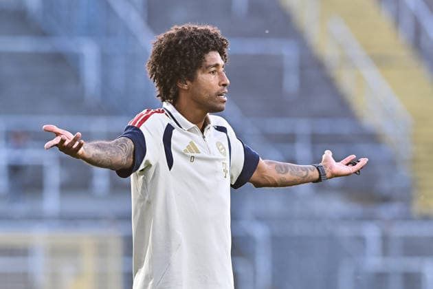 Regionalliga Bayern; FC Bayern München II - SC Eltersdorf; 24.07.2026 MUNICH, GERMANY - 24. JULY: im Bild ein nachdenklicher DANTE Bonfim Costa Santos Cheftrainer FC Bayern München II Einzelfoto Freisteller während dem Match der Regionalliga Bayern zwischen den Amateuren des FC Bayern München und dem SC Eltersdorf am 1. Spieltag im Grünwalder Stadion *** Bavarian Regional League: FC Bayern Munich II vs. SC Eltersdorf, July 24, 2026, MUNICH, GERMANY July 24. Pictured: a pensive DANTE Bonfim Costa Santos, head coach of FC Bayern Munich II. Isolated photo taken during the Bavarian Regional League match between the FC Bayern Munich reserves and SC Eltersdorf on Matchday 1 at Grünwalder Stadium. Copyright: xBEAUTIFULxSPORTS Goldbergx