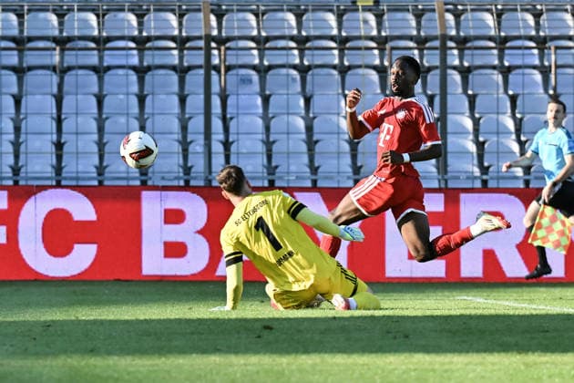 Regionalliga Bayern; FC Bayern München II - SC Eltersdorf; 24.07.2026 MUNICH, GERMANY - 24. JULY: im Duell Axel HOFMANN (SC Eltersdorf 1) und Michael SCOTT (FC Bayern München II 7) während dem Match der Regionalliga Bayern zwischen den Amateuren des FC Bayern München und dem SC Eltersdorf am 1. Spieltag im Grünwalder Stadion *** Bavarian Regional League: FC Bayern Munich II vs. SC Eltersdorf, July 24, 2026, MUNICH, GERMANY July 24 in the matchup between Axel HOFMANN (SC Eltersdorf 1) and Michael SCOTT (FC Bayern Munich II) 7 during the Bavarian Regional League match between the FC Bayern Munich reserves and SC Eltersdorf on Matchday 1 at Grünwalder Stadium Copyright: xBEAUTIFULxSPORTS Goldbergx