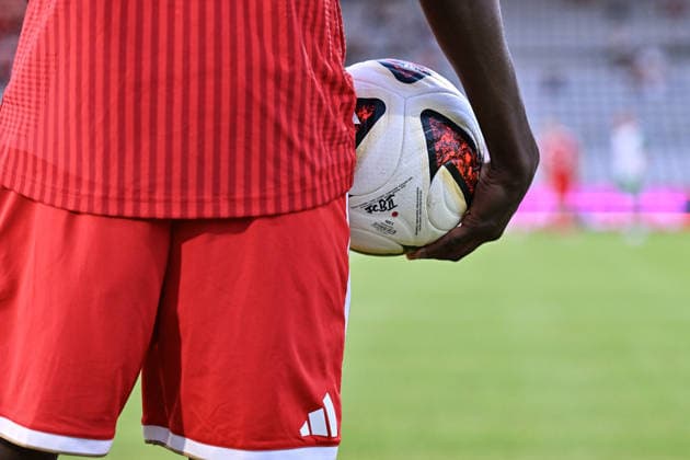 Regionalliga Bayern; FC Bayern München II - SC Eltersdorf; 24.07.2026 MUNICH, GERMANY - 24. JULY: im Bild Rayan MOUMOUNI (FC Bayern München II 2 mit Ball in der Hand bereit zum Einwurf ADIDAS während dem Match der Regionalliga Bayern zwischen den Amateuren des FC Bayern München und dem SC Eltersdorf am 1. Spieltag im Grünwalder Stadion Symbolbild *** Bavarian Regional League: FC Bayern Munich II vs. SC Eltersdorf, July 24, 2026, MUNICH, GERMANY July 24. Pictured: Rayan MOUMOUNI of FC Bayern Munich II 2, holding the ball and ready to take a throw-in, wearing ADIDAS, during the Bavarian Regional League match between the FC Bayern Munich reserves and SC Eltersdorf on Matchday 1 at Grünwalder Stadium. Stock photo. Copyright: xBEAUTIFULxSPORTS Goldbergx