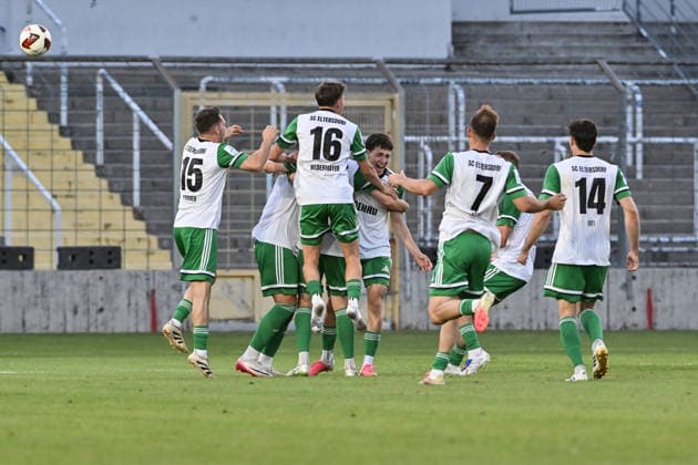 Regionalliga Bayern; FC Bayern München II - SC Eltersdorf; 24.07.2026 MUNICH, GERMANY - 24. JULY: Jubel der Gäste nach dem Treffer zum 0-1 durch Leo SOMMER (SC Eltersdorf 8) Tor Torschuetze Freude Happy während dem Match der Regionalliga Bayern zwischen den Amateuren des FC Bayern München und dem SC Eltersdorf am 1. Spieltag im Grünwalder Stadion *** Bavarian Regional League: FC Bayern Munich II vs. SC Eltersdorf, July 24, 2026, MUNICH, GERMANY July 24 The visiting fans celebrate after Leo SOMMER scores the 0–1 goal SC Eltersdorf 8 Goal Scorer Joy Happy during the Bavarian Regional League match between FC Bayern Munich’s amateurs and SC Eltersdorf on Matchday 1 at the GrünwalStadium Copyright: xBEAUTIFULxSPORTS Goldbergx