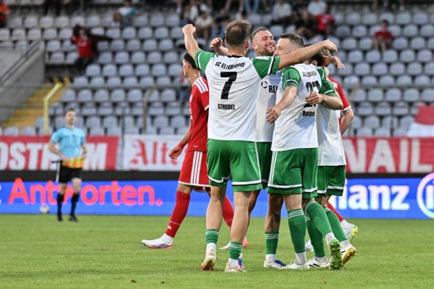Regionalliga Bayern; FC Bayern München II - SC Eltersdorf; 24.07.2026 MUNICH, GERMANY - 24. JULY: die Spieler aus Eltersdorf feiern nach Schlusspfiff den Sieg in München nach dem Match der Regionalliga Bayern zwischen den Amateuren des FC Bayern München und dem SC Eltersdorf am 1. Spieltag im Grünwalder Stadion *** Bavarian Regional League: FC Bayern Munich II vs. SC Eltersdorf, July 24, 2026, MUNICH, GERMANY July 24: The players from Eltersdorf celebrate their victory in Munich after the final whistle following the Bavarian Regional League match between FC Bayern Munich’s amateurs and SC Eltersdorf on Matchday 1 at Grünwalder Stadium Copyright: xBEAUTIFULxSPORTS Goldbergx