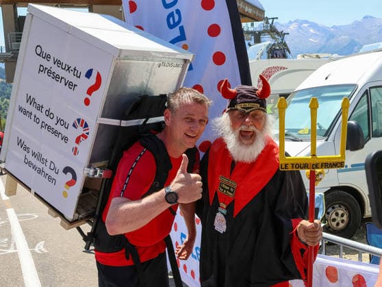 Tilo, der einen Kuehlschrank fuer guten Zweck nach Alpe d Huez traegt und Tour-Teufel Didi. Strassen-Rennrad Tour de France, 19.Etappe, am 24.7.2026 nach L Alpe d Huez. Quelle Copyright Credit : Oryk HAIST *** Tilo, who is carrying a refrigerator to Alpe d Huez for a good cause, and Tour Teufel Didi Road Cycling, Tour de France, Stage 19, on July 24, 2026, to L Alpe d Huez. Source: Copyright Credit Oryk HAIST xx