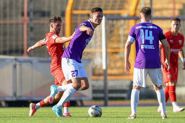 Regionalliga Bayern: TSV Schwaben Augsburg vs TSV Buchbach, Augsburg, 24.07.2026 Michael Schäfer (TSV Schwaben Augsburg, 27) am Ball gegen Samed Bahar (TSV Buchbach, 8) , Augsburg, 24.07.2026 - 1. Spieltag der Regionalliga Bayern, TSV Schwaben Augsburg gegen TSV Buchbach, Augsburg, Rosenaustadion *** Bavarian Regional League: TSV Schwaben Augsburg vs. TSV Buchbach, Augsburg, July 24, 2026 Michael Schäfer of TSV Schwaben Augsburg, No. 27, in action against Samed Bahar of TSV Buchbach, No. 8, Augsburg, July 24, 2026 Matchday 1 of the Bavarian Regional League, TSV Schwaben Augsburg vs. TSV Buchbach, Augsburg, Rosenaustadion Copyright: xBEAUTIFULxSPORTS Märklx