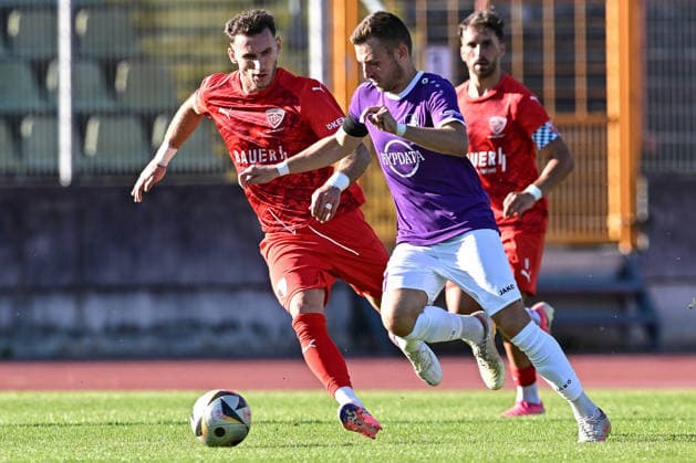 Regionalliga Bayern: TSV Schwaben Augsburg vs TSV Buchbach, Augsburg, 24.07.2026 Lukas Ramser (TSV Schwaben Augsburg, 10) im Zweikampf um den Ball gegen Faton Dzemailji (TSV Buchbach, 15) , Augsburg, 24.07.2026 - 1. Spieltag der Regionalliga Bayern, TSV Schwaben Augsburg gegen TSV Buchbach, Augsburg, Rosenaustadion *** Bavarian Regional League: TSV Schwaben Augsburg vs. TSV Buchbach, Augsburg, July 24, 2026. Lukas Ramser (TSV Schwaben Augsburg, No. 10) battles for the ball against Faton Dzemailji (TSV Buchbach, No. 15), Augsburg, July 24, 2026 Matchday 1 of the Bavarian Regional League, TSV Schwaben Augsburg vs. TSV Buchbach, Augsburg, Rosenaustadion Copyright: xBEAUTIFULxSPORTS Märklx