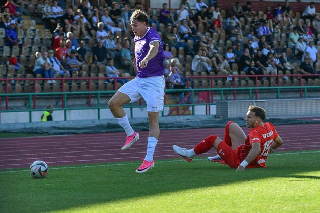 Regionalliga Bayern: TSV Schwaben Augsburg vs TSV Buchbach, Augsburg, 24.07.2026 Mark Radoki (TSV Schwaben Augsburg, 19) lässt sich von Faton Dzemailji (TSV Buchbach, 15) nich tvom Ball trennen , Augsburg, 24.07.2026 - 1. Spieltag der Regionalliga Bayern, TSV Schwaben Augsburg gegen TSV Buchbach, Augsburg, Rosenaustadion *** Bavarian Regional League: TSV Schwaben Augsburg vs. TSV Buchbach, Augsburg, July 24, 2026: Mark Radoki of TSV Schwaben Augsburg (No. 19) is unable to pry the ball away from Faton Dzemailji of TSV Buchbach (No. 15), Augsburg, July 24, 2026—Matchday 1 of the Bavarian Regional League, TSV Schwaben Augsburg vs. TSV Buchbach, Augsburg, Rosenaustadion Copyright: xBEAUTIFULxSPORTS Märklx