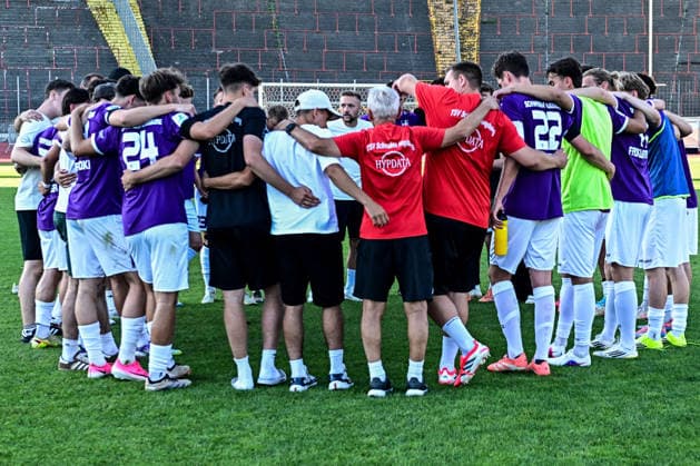 Regionalliga Bayern: TSV Schwaben Augsburg vs TSV Buchbach, Augsburg, 24.07.2026 Mannschaftskreis nach dem Spiel gegen Buchbach , Augsburg, 24.07.2026 - 1. Spieltag der Regionalliga Bayern, TSV Schwaben Augsburg gegen TSV Buchbach, Augsburg, Rosenaustadion *** Bavarian Regional League: TSV Schwaben Augsburg vs. TSV Buchbach, Augsburg, July 24, 2026 Team huddle after the game against Buchbach, Augsburg, July 24, 2026 Matchday 1 of the Bavarian Regional League, TSV Schwaben Augsburg vs. TSV Buchbach, Augsburg, Rosenaustadion Copyright: xBEAUTIFULxSPORTS Märklx