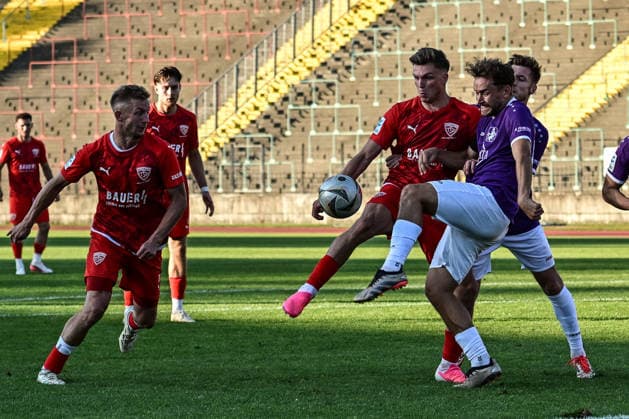 Regionalliga Bayern: TSV Schwaben Augsburg vs TSV Buchbach, Augsburg, 24.07.2026 Abwehrschlacht im Schwaben Strafraum: hier Elias Herzig (TSV Schwaben Augsburg, 24) , Augsburg, 24.07.2026 - 1. Spieltag der Regionalliga Bayern, TSV Schwaben Augsburg gegen TSV Buchbach, Augsburg, Rosenaustadion *** Bavarian Regional League: TSV Schwaben Augsburg vs. TSV Buchbach, Augsburg, July 24, 2026—A defensive battle in the Schwaben penalty area; here, Elias Herzig of TSV Schwaben Augsburg, 24, Augsburg, July 24, 2026—Matchday 1 of the Bavarian Regional League: TSV Schwaben Augsburg vs. TSV Buchbach, Augsburg, Rosenaustadion Copyright: xBEAUTIFULxSPORTS Märklx