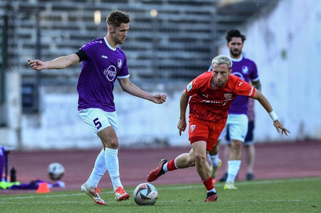 Regionalliga Bayern: TSV Schwaben Augsburg vs TSV Buchbach, Augsburg, 24.07.2026 Dennis Ruisinger (TSV Schwaben Augsburg, 5) am Ball gegen Albano Gashi (TSV Buchbach, 34) , Augsburg, 24.07.2026 - 1. Spieltag der Regionalliga Bayern, TSV Schwaben Augsburg gegen TSV Buchbach, Augsburg, Rosenaustadion *** Bavarian Regional League: TSV Schwaben Augsburg vs. TSV Buchbach, Augsburg, July 24, 2026; Dennis Ruisinger (TSV Schwaben Augsburg) in possession against Albano Gashi (TSV Buchbach), 34, Augsburg, July 24, 2026 Matchday 1 of the Bavarian Regional League, TSV Schwaben Augsburg vs. TSV Buchbach, Augsburg, Rosenaustadion Copyright: xBEAUTIFULxSPORTS Märklx