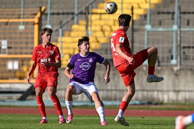 Regionalliga Bayern: TSV Schwaben Augsburg vs TSV Buchbach, Augsburg, 24.07.2026 Rocco Tavra (TSV Buchbach, 5) gegen Mark Radoki (TSV Schwaben Augsburg, 19); links: Tizian Zimmermann (TSV Buchbach, 22) , Augsburg, 24.07.2026 - 1. Spieltag der Regionalliga Bayern, TSV Schwaben Augsburg gegen TSV Buchbach, Augsburg, Rosenaustadion *** Bavarian Regional League: TSV Schwaben Augsburg vs. TSV Buchbach, Augsburg, July 24, 2026; Rocco Tavra (TSV Buchbach), No. 5, against Mark Radoki (TSV Schwaben Augsburg), No. 19; Tizian Zimmermann (TSV Buchbach), No. 22, Augsburg, July 24, 2026 Matchday 1 of the Bavarian Regional League, TSV Schwaben Augsburg vs. TSV Buchbach, Augsburg, Rosenaustadion Copyright: xBEAUTIFULxSPORTS Märklx