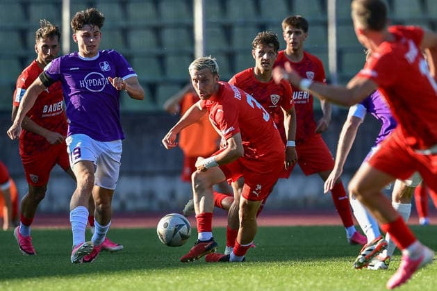 Regionalliga Bayern: TSV Schwaben Augsburg vs TSV Buchbach, Augsburg, 24.07.2026 Mark Radoki (TSV Schwaben Augsburg, 19) und Albano Gashi (TSV Buchbach, 34) im Zweikampf um den Ball , Augsburg, 24.07.2026 - 1. Spieltag der Regionalliga Bayern, TSV Schwaben Augsburg gegen TSV Buchbach, Augsburg, Rosenaustadion *** Bavarian Regional League: TSV Schwaben Augsburg vs. TSV Buchbach, Augsburg, July 24, 2026. Mark Radoki (TSV Schwaben Augsburg, 19) and Albano Gashi (TSV Buchbach, 34) battle for the ball, Augsburg, July 24, 2026, Matchday 1 of the Bavarian Regional League, TSV Schwaben Augsburg vs. TSV Buchbach, Augsburg, Rosenaustadion Copyright: xBEAUTIFULxSPORTS Märklx