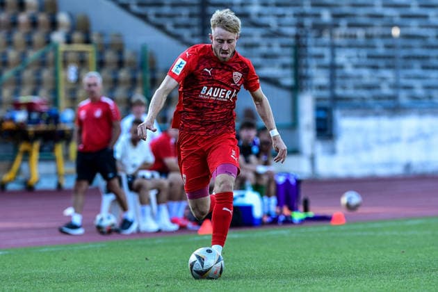Regionalliga Bayern: TSV Schwaben Augsburg vs TSV Buchbach, Augsburg, 24.07.2026 Freisteller: Jonas Wieselsberger (TSV Buchbach, 37) , Augsburg, 24.07.2026 - 1. Spieltag der Regionalliga Bayern, TSV Schwaben Augsburg gegen TSV Buchbach, Augsburg, Rosenaustadion *** Bavarian Regional League: TSV Schwaben Augsburg vs. TSV Buchbach, Augsburg, July 24, 2026; Free kick by Jonas Wieselsberger, TSV Buchbach, 37, Augsburg, July 24, 2026; Matchday 1 of the Bavarian Regional League, TSV Schwaben Augsburg vs. TSV Buchbach, Augsburg, Rosenaustadion Copyright: xBEAUTIFULxSPORTS Märklx