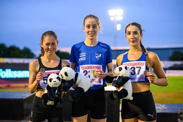 260724 Alva Malmsten Nilsson, Upsala IF, Evelina Henriksson, IFK Umea, och Smilla Szalkai, Sparvägens FK, jublar efter damernas 10 000 m under dag 1 av friidrotts-SM den 24 juli 2026 i Uppsala. *** July 26, 2007 Alva Malmsten Nilsson, Upsala IF, Evelina Henriksson, IFK Umea, and Smilla Szalkai, Sparvägens FK, celebrate after the women’s 10,000-meter race on Day 1 of the Swedish Track and Field Championships on July 24, 2026, in Uppsala  Copyright: ARONxBROMAN BB260724AM093