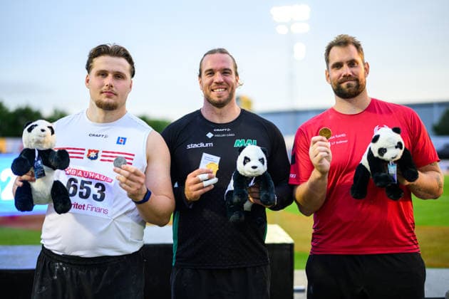260724 Leo Zikovic, Örgryte IS, Wictor Petersson, Malmö AI, och Niklas Arrhenius, Sparvägens FK, jublar efter herrarnas kula under dag 1 av friidrotts-SM den 24 juli 2026 i Uppsala. *** July 24, 2026: Leo Zikovic of Örgryte IS, Wictor Petersson of Malmö AI, and Niklas Arrhenius of Sparvägens FK celebrate after the men’s shot put event on Day 1 of the Swedish Track and Field Championships on July 24, 2026, in Uppsala  Copyright: ARONxBROMAN BB260724AM094