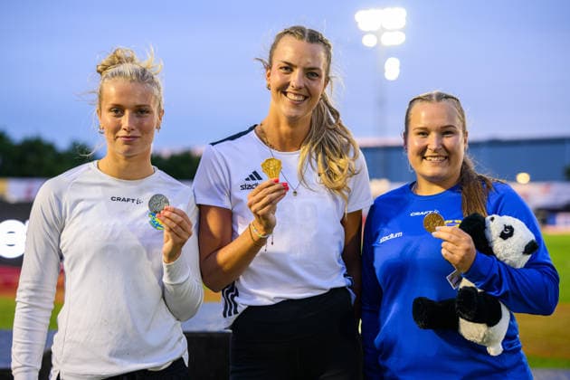 260724 Elin Lindberg, Ystads IF, Beatrice Lantz, Hässelby SK, och Maja Gustavsson, Västeras FK, jublar efter damernas spjut under dag 1 av friidrotts-SM den 24 juli 2026 i Uppsala. *** July 24, 2026: Elin Lindberg of Ystads IF, Beatrice Lantz of Hässelby SK, and Maja Gustavsson of Västeras FK celebrate after the women’s javelin event on Day 1 of the Swedish Track and Field Championships on July 24, 2026, in Uppsala  Copyright: ARONxBROMAN BB260724AM097