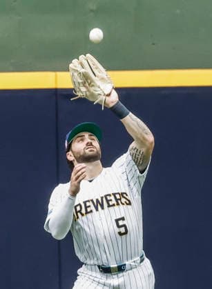 Milwaukee Brewers center fielder Garrett Mitchell catches a fly ball hit by Colorado Rockies designated hitter Mickey Moniak in the fourth inning of the MLB, Baseball Herren, USA game between the Colorado Rockies and the Milwaukee Brewers at American Family Field in Milwaukee, Wisconsin on Friday July 24, 2026.  MIL20260724818 TANNENxMAURY