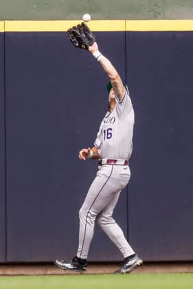 Colorado Rockies center fielder Cole Carrigg catches a fly bal hit by Milwaukee Brewers designated hitter Christian Yelich in the fifth inning of the MLB, Baseball Herren, USA game between the Colorado Rockies and the Milwaukee Brewers at American Family Field in Milwaukee, Wisconsin on Friday July 24, 2026.  MIL20260724819 TANNENxMAURY