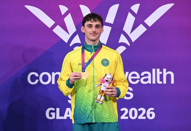 COM26 SWIMMING FINALS, Gold medalist Alex Saffy of Australia poses during the medal ceremony for the Men s 100m Butterfly S10 Final during the Glasgow 2026 Commonwealth Games at the Tollcross International Swimming Centre in Glasgow, Scotland, Friday, July 24, 2026. ( NO ARCHIVING, EDITORIAL USE ONLY Glasgow Scotland United Kingdom  Copyright: xDEANxLEWINSx 20260725125266049404