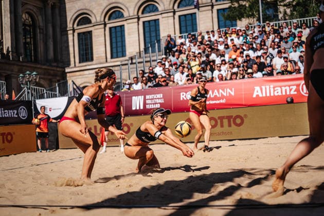 Beachvolleyball Frauen Allianz German Beach Club Finals Die Finals 2026 Hannover Eintracht Spontent vs. Berlin Reciycling Volleys 24.07.2026 Svenja Müller Annahme beim vier gegen vier im Golden Set Hannover Opernplatz Niedersachsen Deutschland *** Women s Beach Volleyball Allianz German Beach Club Finals The 2026 Finals Hannover Eintracht Spontent vs. Berlin Recycling Volleys July 24, 2026 Svenja Müller receives the ball during a four-on-four match in the Golden Set Hannover Opernplatz Lower Saxony, Germany