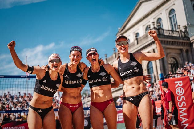 Beachvolleyball Frauen Allianz German Beach Club Finals Die Finals 2026 Hannover Eintracht Spontent vs. Berlin Reciycling Volleys 24.07.2026 v.l. Cinja Tillmann, Sandra Ittlinger, Kim van de Velde und Svenja Müller jubeln nach dem Sieg beim vier gegen vier im Golden Set Hannover Opernplatz Niedersachsen Deutschland *** Women s Beach Volleyball Allianz German Beach Club Finals The 2026 Finals Hanover Eintracht Spontent vs. Berlin Recycling Volleys July 24, 2026 v l Cinja Tillmann, Sandra Ittlinger, Kim van de Velde, and Svenja Müller celebrate after winning the four-on-four match in the Golden Set at Opernplatz in Hanover, Lower Saxony, Germany