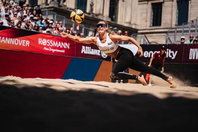 Beachvolleyball Frauen Allianz German Beach Club Finals Die Finals 2026 Hannover Eintracht Spontent vs. Berlin Reciycling Volleys 24.07.2026 Tabea Schwarz springt zum Ball Hannover Opernplatz Niedersachsen Deutschland *** Women s Beach Volleyball Allianz German Beach Club Finals The 2026 Finals Hannover Eintracht Spontent vs. Berlin Recycling Volleys July 24, 2026 Tabea Schwarz jumps for the ball Hannover Opernplatz Lower Saxony Germany