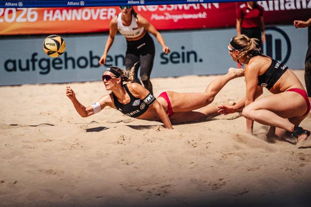 Beachvolleyball Frauen Allianz German Beach Club Finals Die Finals 2026 Hannover Eintracht Spontent vs. Berlin Reciycling Volleys 24.07.2026 Sandra Ittlinger springt zum Ball Hannover Opernplatz Niedersachsen Deutschland *** Women s Beach Volleyball Allianz German Beach Club Finals The 2026 Finals Hannover Eintracht Spontent vs. Berlin Recycling Volleys July 24, 2026 Sandra Ittlinger jumps for the ball Hannover Opernplatz Lower Saxony Germany