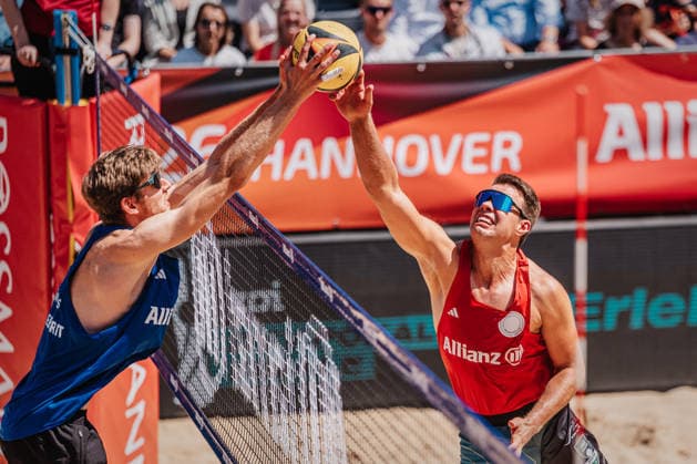 Beachvolleyball Männer Allianz German Beach Club Finals Die Finals 2026 Hannover Beachclub Kiel vs. Beachvolley United 24.07.2026 v.l. Milan Sievers gegen Jonas Kaminski Hannover Opernplatz Niedersachsen Deutschland *** Men s Beach Volleyball Allianz German Beach Club Finals: The 2026 Finals, Hannover Beachclub Kiel vs. Beachvolley United, July 24, 2026, Milan Sievers vs. Jonas Kaminski, Hannover Opernplatz, Lower Saxony, Germany