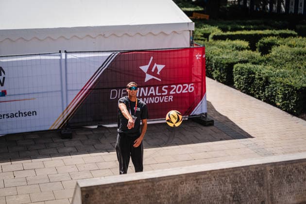 Beachvolleyball Männer Allianz German Beach Club Finals Die Finals 2026 Hannover 24.07.2026 Hennes Nissen macht sich neben dem Court warm Hannover Opernplatz Niedersachsen Deutschland *** Men s Beach Volleyball Allianz German Beach Club Finals The 2026 Finals Hanover July 24, 2026 Hennes Nissen warms up next to the court Hanover Opernplatz Lower Saxony Germany