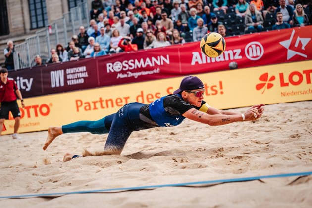 Beachvolleyball Frauen Allianz German Beach Club Finals Die Finals 2026 Hannover Olympischer Club BW vs. Beachclub Kiel 24.07.2026 Melanie Gernert springt zum Ball Hannover Opernplatz Niedersachsen Deutschland *** Women s Beach Volleyball Allianz German Beach Club Finals The 2026 Finals Hanover Olympischer Sport Club BW vs. Beachclub Kiel July 24, 2026 Melanie Gernert jumps for the ball Hanover Opernplatz Lower Saxony, Germany