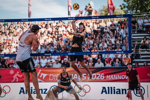 Beachvolleyball Männer Allianz German Beach Club Finals Die Finals 2026 Hannover Olympischer Eintracht Sponten vs. Hauptstadt Beacher 24.07.2026 Lukas Pfretzschner beim Angriff Hannover Opernplatz Niedersachsen Deutschland *** Men s Beach Volleyball: Allianz German Beach Club Finals — The 2026 Finals in Hanover, Olympic Sport: Eintracht Sponten vs. Hauptstadt Beacher, July 24, 2026 — Lukas Pfretzschner on the attack at Hanover s Opernplatz, Lower Saxony, Germany