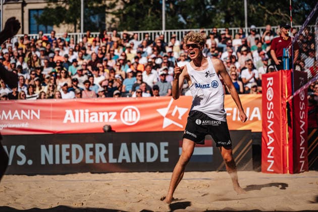 Beachvolleyball Männer Allianz German Beach Club Finals Die Finals 2026 Hannover Olympischer Eintracht Sponten vs. Hauptstadt Beacher 24.07.2026 Tamo Wüst jueblt Hannover Opernplatz Niedersachsen Deutschland *** Men s Beach Volleyball Allianz German Beach Club Finals The 2026 Finals Hanover Olympic Sport Eintracht Sponten vs. Hauptstadt Beacher July 24, 2026 Tamo Wüst celebrates Hanover Opernplatz Lower Saxony Germany