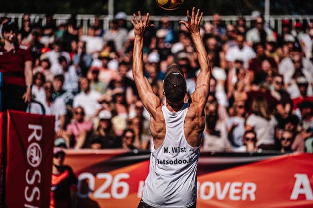 Beachvolleyball Männer Allianz German Beach Club Finals Die Finals 2026 Hannover Olympischer Eintracht Sponten vs. Hauptstadt Beacher 24.07.2026 Zuspiel von Mio Wüst Hannover Opernplatz Niedersachsen Deutschland *** Men s Beach Volleyball Allianz German Beach Club Finals The 2026 Finals Hanover Olympic Sport Eintracht Sponten vs. Hauptstadt Beacher July 24, 2026 Set by Mio Wüst Hanover Opernplatz Lower Saxony, Germany