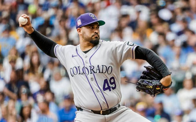 Colorado Rockies relief pitcher Antonio Senzatela throws in the eighth inning of the MLB, Baseball Herren, USA game between the Colorado Rockies and the Milwaukee Brewers at American Family Field in Milwaukee, Wisconsin on Friday July 24, 2026.  MIL20260724828 TANNENxMAURY