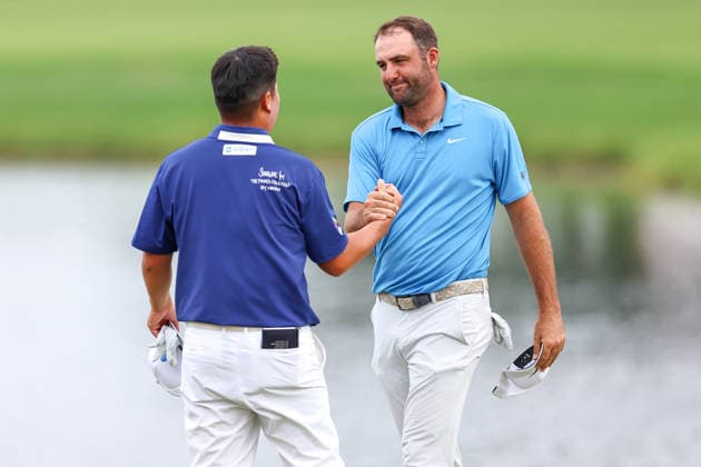 Scottie Scheffler of the United States and Sungjae Im of South Korea shake hands after completing their rounds on the 18th hole during the second round of the 2026 3M Open at TPC Twin Cities on July 24, 2026 in Blaine, Minnesota. CSM Blaine USA - ZUMAc04_ 20260724_zma_c04_141 Copyright: xStevenxGarciax