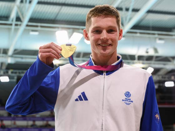 July 24, 2026, Glasgow, Scotland, Great Britain: DUNCAN SCOTT of Scotland poses with his gold medal during the Men s 200m Individual Medley Medal Ceremony of the Commonwealth Games Glasgow 2026 at the Tollcross International Swimming Centre in Glasgow, Scotland Glasgow Great Britain - ZUMAc179 20260724_zep_c179_433 Copyright: xMickaelxChavetx