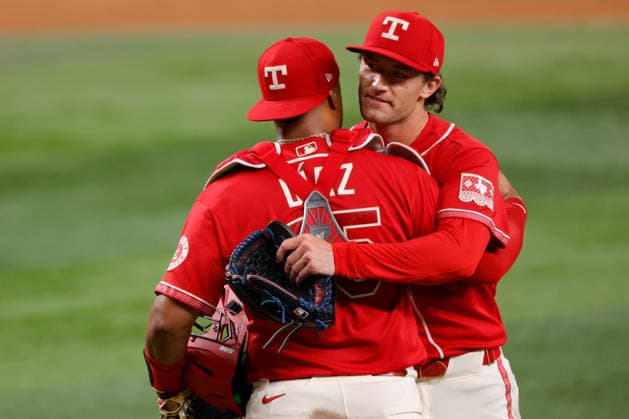 July 24, 2026, Arlington, Texas, USA: Texas Rangers pitcher JACOB LATZ (67) and Texas Rangers catcher ELIAS DIAZ (35) celebrate the save and a Texas win over Seattle. Friday, July 24, 2026, in Arlington, Texas. Arlington USA - ZUMAa325 20260724_zsa_a325_026 Copyright: xDavidxBalleringxIix