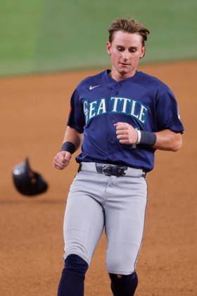 July 24, 2026, Arlington, Texas, USA: Seattle Mariners shortstop COLT EMERSON (4) looses his helmet running from first to third on a hit by Seattle Mariners left fielder RANDY AROZARENA (56) in the fifth inning during a baseball game, Friday, July 24, 2026, in Arlington, Texas. Arlington USA - ZUMAa325 20260724_zsa_a325_027 Copyright: xDavidxBalleringxIix