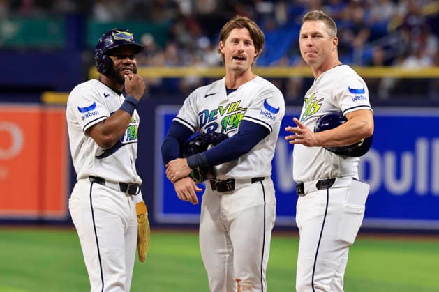 July 24, 2026, St. Petersburg, Florida, USA: Tampa Bay Rays outfielders Cedric Mullins (31) and Jonny DeLuca (21) talk with first base coach Corey Dickerson (10) during an MLB, Baseball Herren, USA game against the Cleveland Guardians on July 24, 2026 at Tropicana Field. The Rays beat the Guardians 11-3. St. Petersburg USA - ZUMAh180 20260724_zsp_h180_017 Copyright: xKimxHukarix