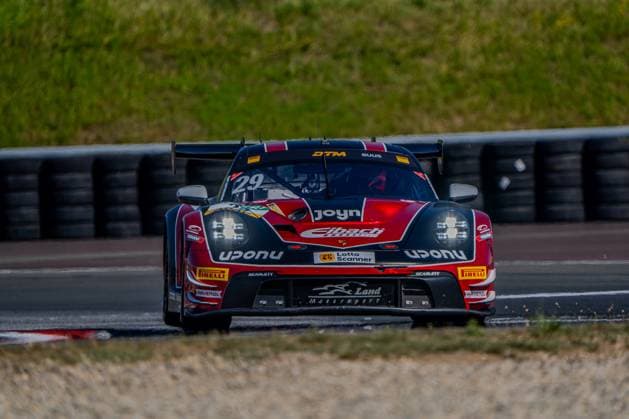 Der Porsche 911 GT3 R 29 von Land-Motorsport mit Bastian Buus am Steuer nimmt eine Kurve auf der Motorsport Arena Oschersleben. Das Fahrzeug ist in der rot-schwarzen Lackierung mit Uponu- und Eibach-Sponsoring frontal zu sehen. Porsche 911 GT3 R 29 von Bastian Buus (Land-Motorsport) in Oschersleben *** The Porsche 911 GT3 R 29 from Land Motorsport, with Bastian Buus at the wheel, takes a turn at the Motorsport Arena Oschersleben. The car, featuring a red-and-black paint scheme with sponsorship from Uponu and Eibach, is visible from the front. Porsche 911 GT3 R 29 driven by Bastian Buus, Land Motorsport in Oschersleben Copyright: xMichaelxSchäferx
