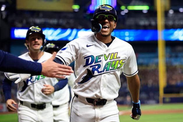 July 24, 2026, St. Petersburg, Florida, USA: Tampa Bay Rays second baseman Richie Palacios (1) gets high fives after he homered to right center field during an MLB, Baseball Herren, USA game against the Cleveland Guardians on July 24, 2026 at Tropicana Field. The Rays beat the Guardians 11-3. St. Petersburg USA - ZUMAh180 20260724_zsp_h180_053 Copyright: xKimxHukarix