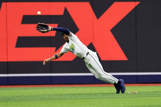 July 24, 2026, St. Petersburg, Florida, USA: Tampa Bay Rays left fielder Chandler Simpson (14) catches a fly ball off the bat of Cleveland Guardians first baseman Rhys Hoskins (8) during an MLB, Baseball Herren, USA game on July 24, 2026 at Tropicana Field. The Rays beat the Guardians 11-3. St. Petersburg USA - ZUMAh180 20260724_zsp_h180_056 Copyright: xKimxHukarix