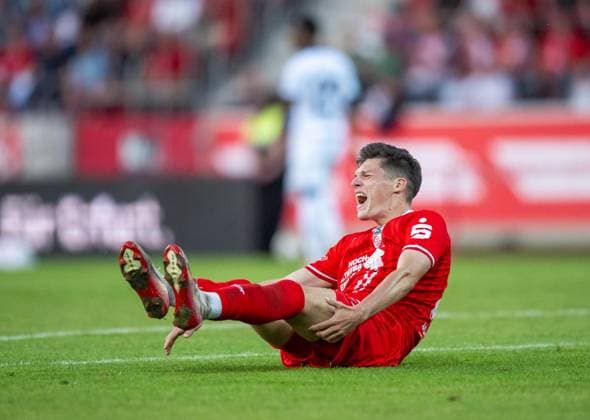 FUSSBALL REGIONALLIGA NORDOST - SAISON 2026-2027 - 1. SPIELTAG FC ROT WEISS ERFURT - BFC DYNAMO ** NUR FÜR REDAKTIONELLE ZWECKE ** EDITORIAL USE ONLY **<p>24 07 2026-Erfurt: Fussball Regionalliga Nordost 1. Spieltag Saison 2026-2027 Steigerwaldstadion FC Rot Weiss Erfurt - BFC Dynamo im Foto: bei Niclas Walther 22 (FC Rot-Weiß Erfurt) mit Wadenkrampf nach dem Spiel ( Deutschland Thueringen Erfurt Copyright: SaschaxFromm *** SOCCER REGIONAL LEAGUE NORTHEAST 2026–2027 SEASON, MATCHDAY 1: FC ROT WEISS ERFURT vs. BFC DYNAMO ** FOR EDITORIAL PURPOSES ONLY ** EDITORIAL USE ONLY ** July 24, 2026 Erfurt Soccer Regional League Northeast Matchday 1, 2026–2027 Season Steigerwald Stadium FC Rot Weiss Erfurt vs. BFC Dynamo in a photo by Niclas Walther 22 FC Rot Weiss Erfurt with a calf cramp after the game Germany Thuringia, Erfurt Copyright SaschaxFromm Copyright: SaschaxFromm doc86v6jnmzbo81jue00mda ,EDITORIAL USE ONLY