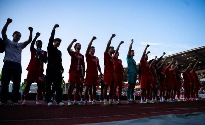 FUSSBALL REGIONALLIGA NORDOST - SAISON 2026-2027 - 1. SPIELTAG FC ROT WEISS ERFURT - BFC DYNAMO ** NUR FÜR REDAKTIONELLE ZWECKE ** EDITORIAL USE ONLY **<p>24 07 2026-Erfurt: Fussball Regionalliga Nordost 1. Spieltag Saison 2026-2027 Steigerwaldstadion FC Rot Weiss Erfurt - BFC Dynamo im Foto: Die Erfurter Mannschaft feiert nach dem Spiel mit den Fans ( Deutschland Thueringen Erfurt Copyright: SaschaxFromm *** SOCCER REGIONAL LEAGUE NORTHEAST 2026–2027 SEASON, MATCHDAY 1: FC ROT WEISS ERFURT vs. BFC DYNAMO ** FOR EDITORIAL PURPOSES ONLY ** EDITORIAL USE ONLY ** July 24, 2026 Erfurt Soccer Regional League Northeast Matchday 1, 2026–2027 Season Steigerwald Stadium FC Rot Weiss Erfurt vs. BFC Dynamo (pictured) The Erfurt team celebrates with fans after the game Germany Thuringia Erfurt Copyright SaschaxFromm Copyright: SaschaxFromm doc86v6lfpjxjckp1flf7i ,EDITORIAL USE ONLY