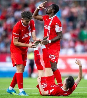 FUSSBALL REGIONALLIGA NORDOST - SAISON 2026-2027 - 1. SPIELTAG FC ROT WEISS ERFURT - BFC DYNAMO ** NUR FÜR REDAKTIONELLE ZWECKE ** EDITORIAL USE ONLY **<p>24 07 2026-Erfurt: Fussball Regionalliga Nordost 1. Spieltag Saison 2026-2027 Steigerwaldstadion FC Rot Weiss Erfurt - BFC Dynamo im Foto: Benjamin Dreca 14 (FC Rot-Weiß Erfurt) und Maxime Aglago Awoudja 6 (FC Rot-Weiß Erfurt) behandeln nach dem Spiel Wadenkrämpfe bei Niclas Walther 22 (FC Rot-Weiß Erfurt) ( Deutschland Thueringen Erfurt Copyright: SaschaxFromm *** SOCCER REGIONAL LEAGUE NORTHEAST 2026–2027 SEASON, MATCHDAY 1: FC ROT WEISS ERFURT vs. BFC DYNAMO ** FOR EDITORIAL PURPOSES ONLY ** EDITORIAL USE ONLY ** July 24, 2026 Erfurt Soccer Regional League Northeast Matchday 1, 2026–2027 Season, Steigerwaldstadion: FC Rot-Weiss Erfurt vs. BFC Dynamo. Pictured: Benjamin Dreca (14) of FC Rot-Weiss Erfurt and Maxime Aglago Awoudja (6) of FC Rot-Weiss Erfurt treat Niclas Walther 22 of FC Rot-Weiss Erfurt for calf cramps after the game Germany Thuringia Erfurt Copyright SaschaxFromm Copyright: SaschaxFromm doc86v6kj04qme1imu3xf7i ,EDITORIAL USE ONLY